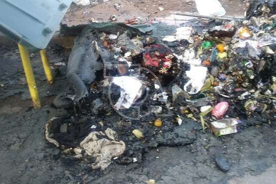 El vandalismo calcina un contenedor en Las Huesas (Telde)/TA.